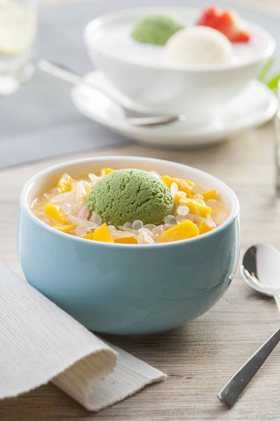 Mango Pomelo & Sago Sweet Soup with Ice Cream 雪山楊枝甘露 (配綠茶雪糕)